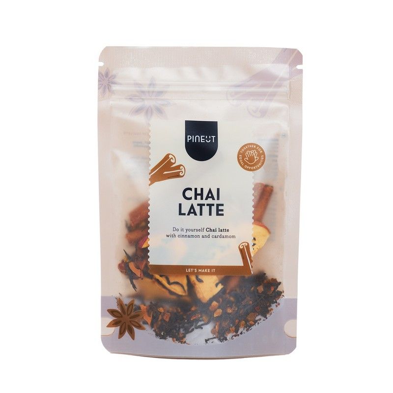Sachet d'épices chaï latte sur fond clair, texture rustique.