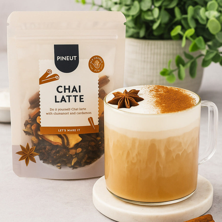 Sachet d'épices chaï latte avec motifs colorés sur l'emballage.