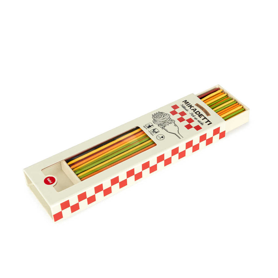 Mikado Pasta en forme de spaghettis sur fond blanc