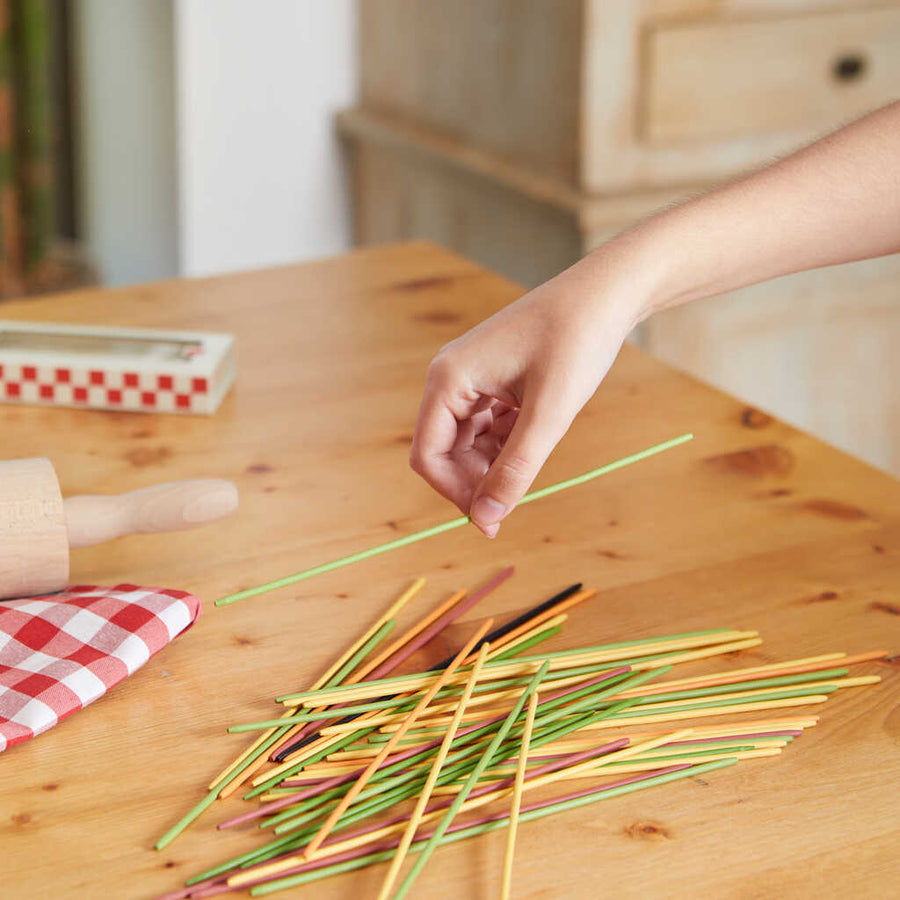 Mikado Pasta en forme de spaghettis sur fond blanc
