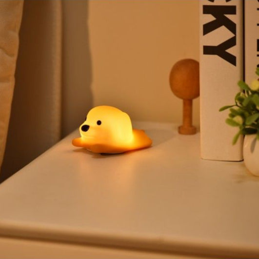 Mini veilleuse chien en silicone, vue de côté avec lumière douce.