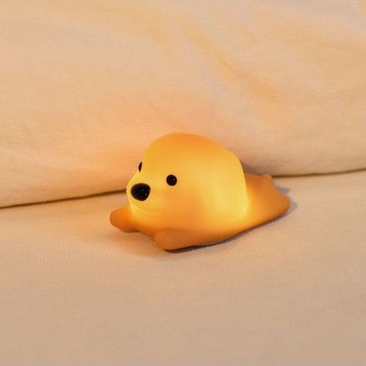 Veilleuse chien en silicone, vue de côté avec lumière douce.