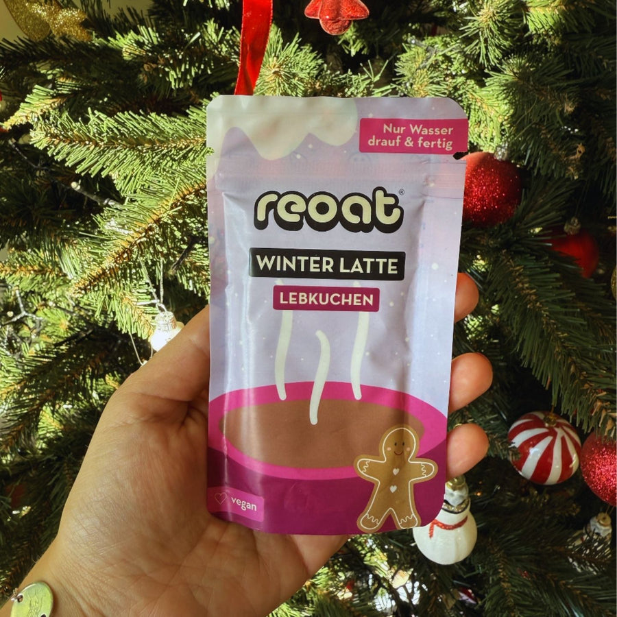 Mini latte au pain d'épices dans une tasse en céramique