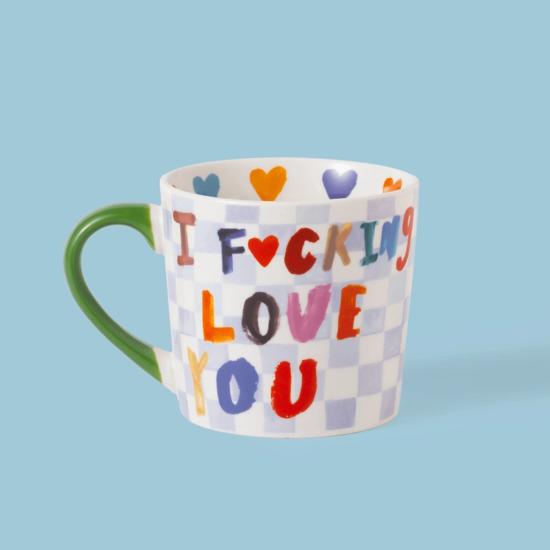 Mug coloré avec inscription audacieuse sur fond blanc