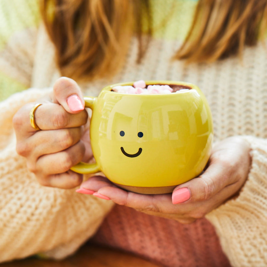 Mug Happy avec un sourire joyeux sur fond blanc