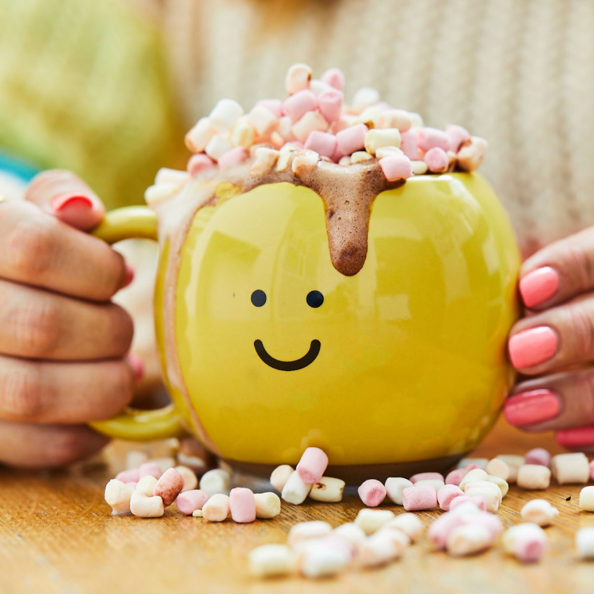 Mug Happy avec un sourire joyeux sur fond blanc