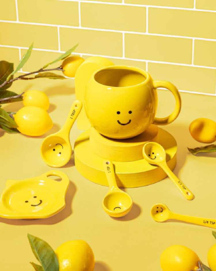 Mug Happy avec un sourire joyeux sur fond blanc