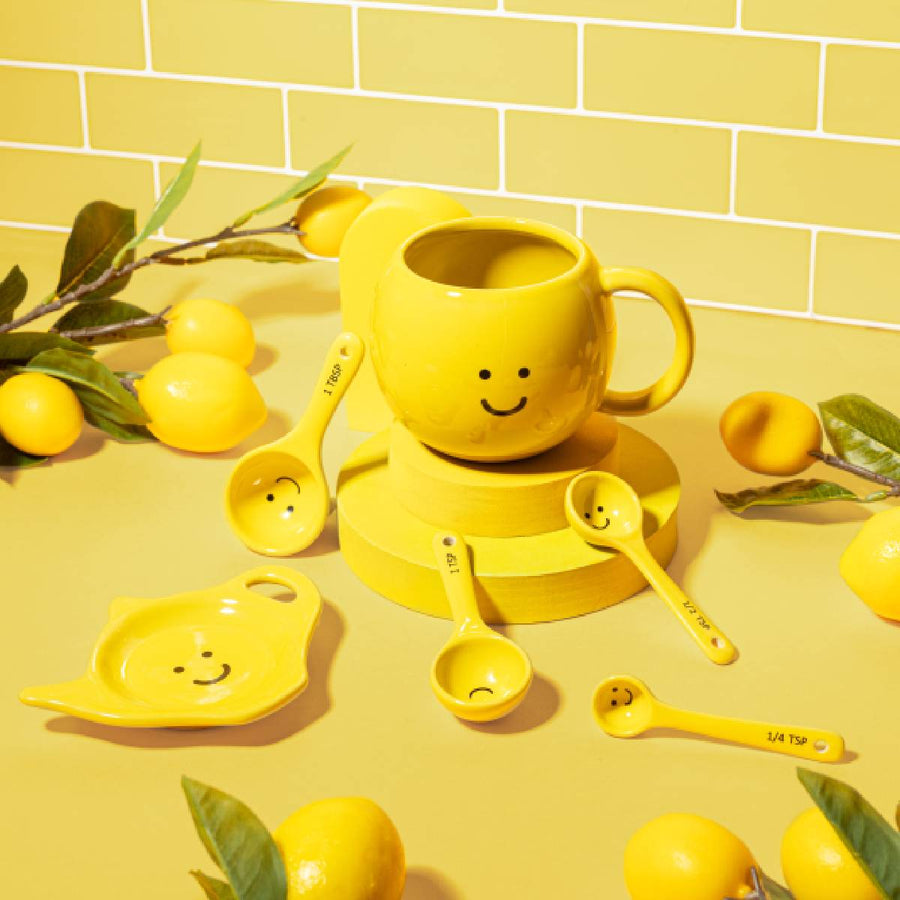 Mug Happy avec un sourire joyeux sur fond blanc