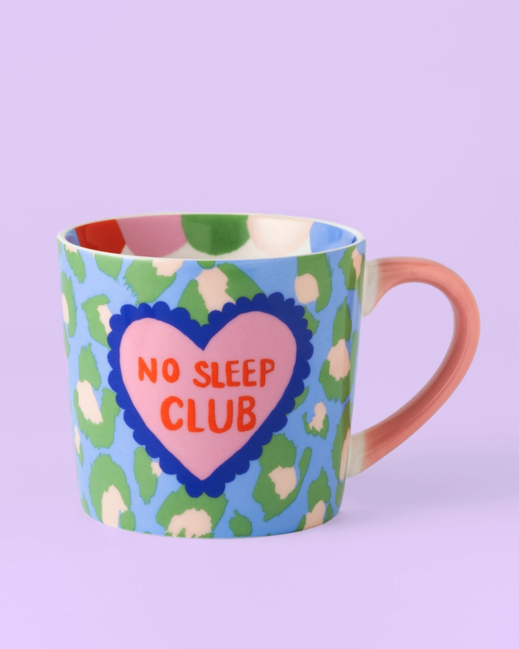 Mug coloré No Sleep Club avec motif amusant et design moderne.