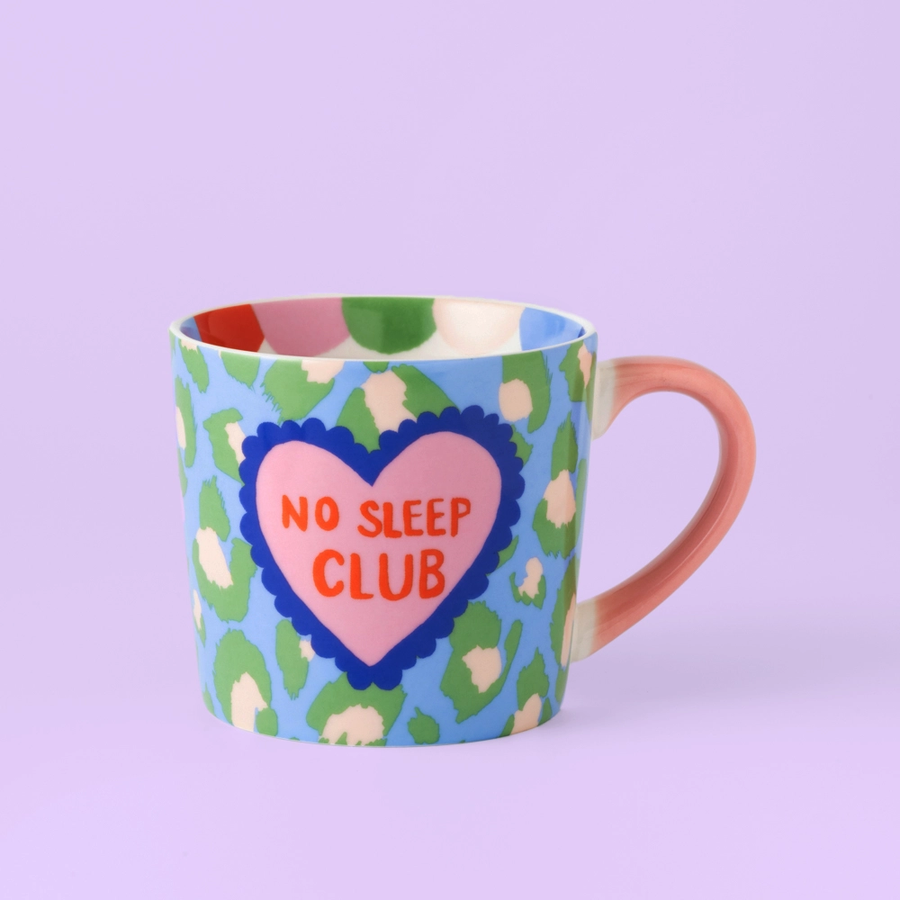 Mug coloré No Sleep Club avec motif amusant et design moderne.