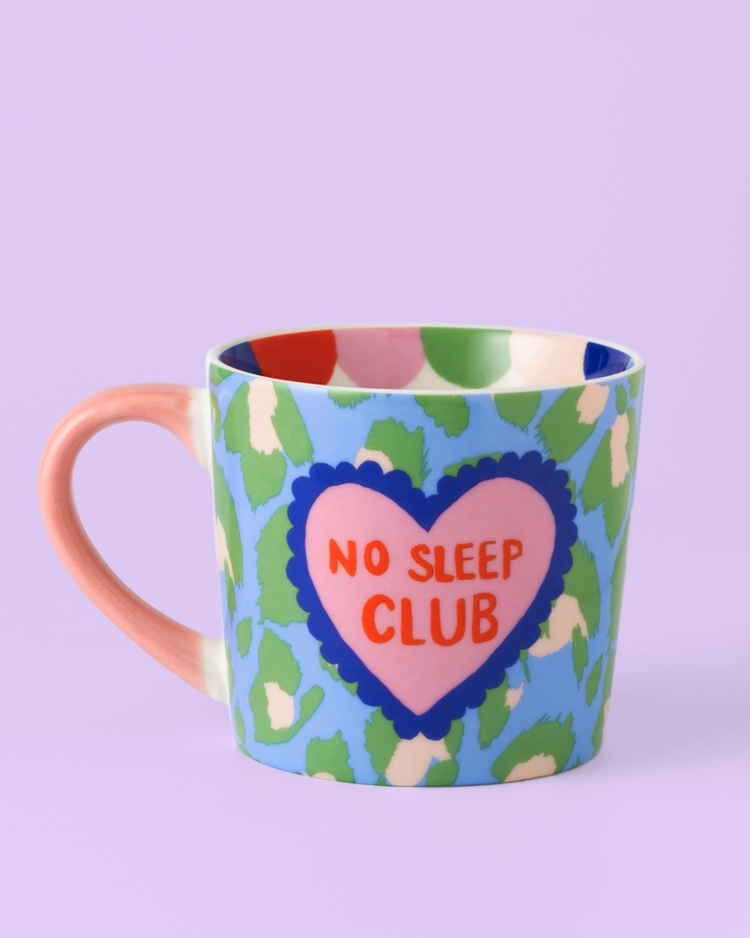 Mug coloré avec inscription No Sleep Club, vue de face