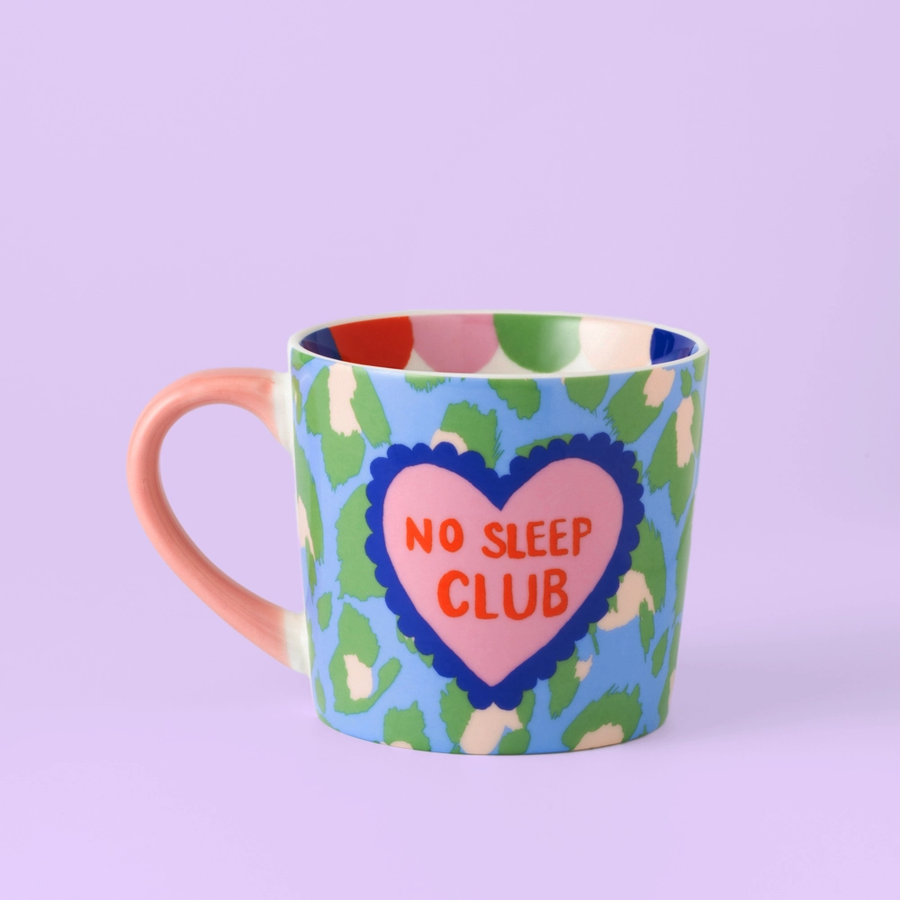 Mug coloré avec inscription No Sleep Club, vue de face