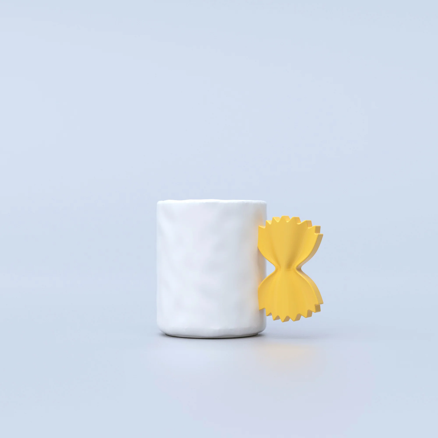Mug avec poignée en forme de pâte farfalle, design unique.