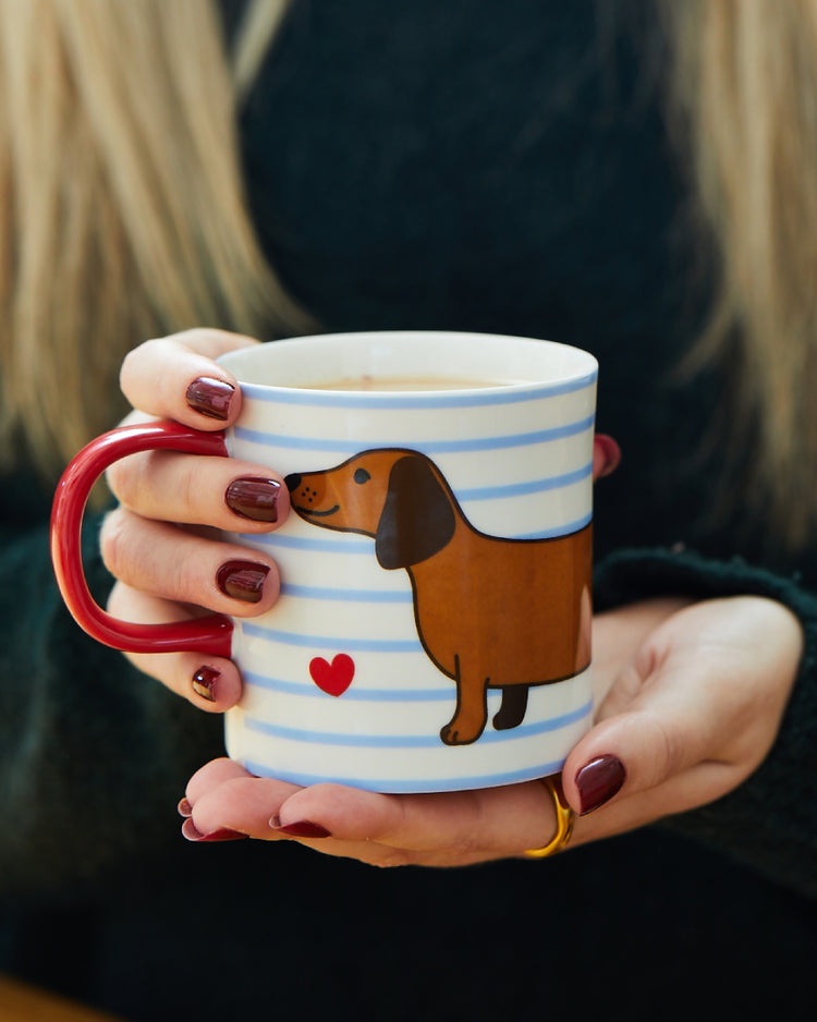 Mug avec un teckel mignon et rayé, vue de face.