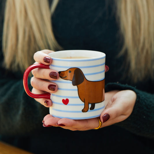 Mug avec un teckel mignon et rayé, vue de face.