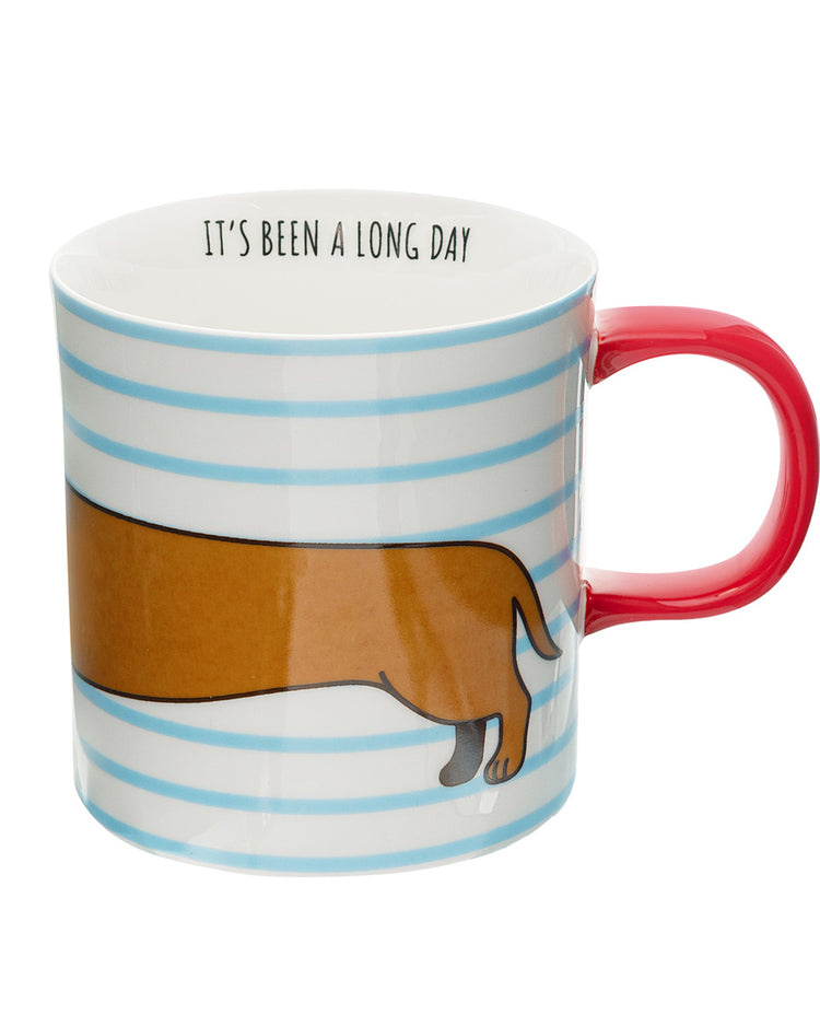 Mug avec un teckel rayé, regardant fixement, sur fond clair.