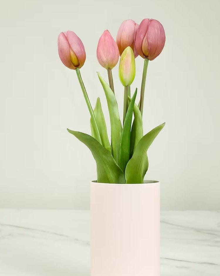 Bouquet de tulipes éternelles en rose foncé, vue de face.