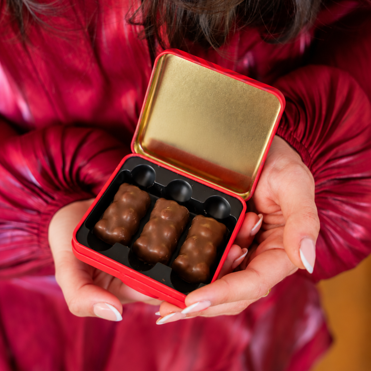 Coffret en métal avec oursons guimauve enrobés de chocolat