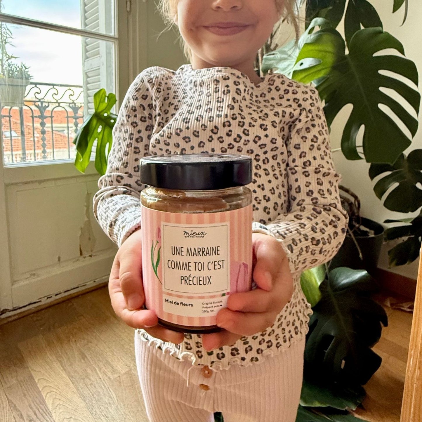 Pot de pâte à tartiner avec étiquette colorée et texture crémeuse
