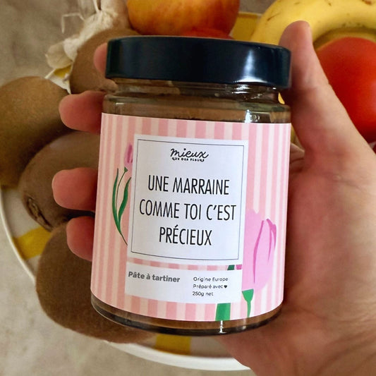 Pot de pâte à tartiner avec étiquette colorée et design élégant.