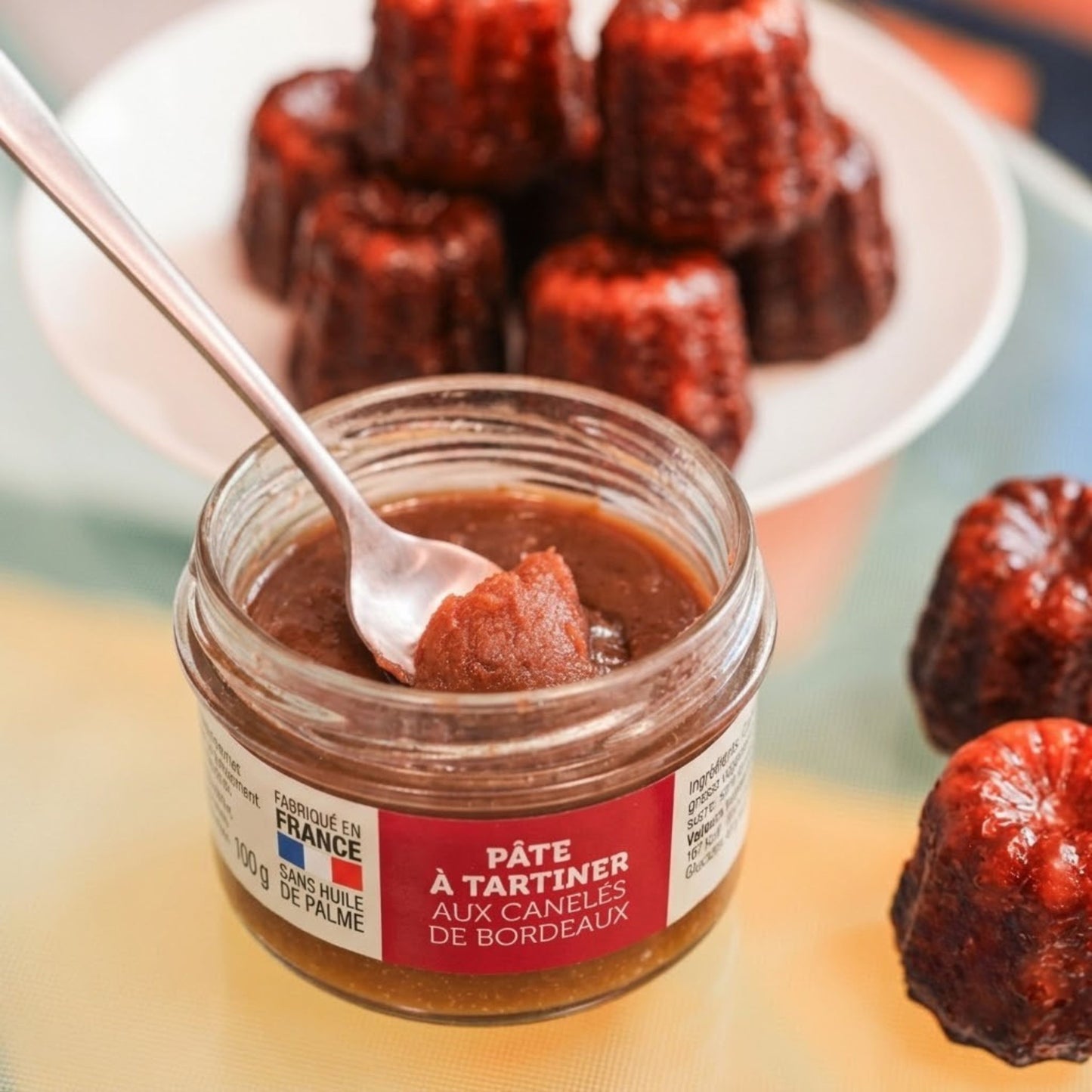 Pot de pâte à tartiner aux canelés avec étiquette colorée