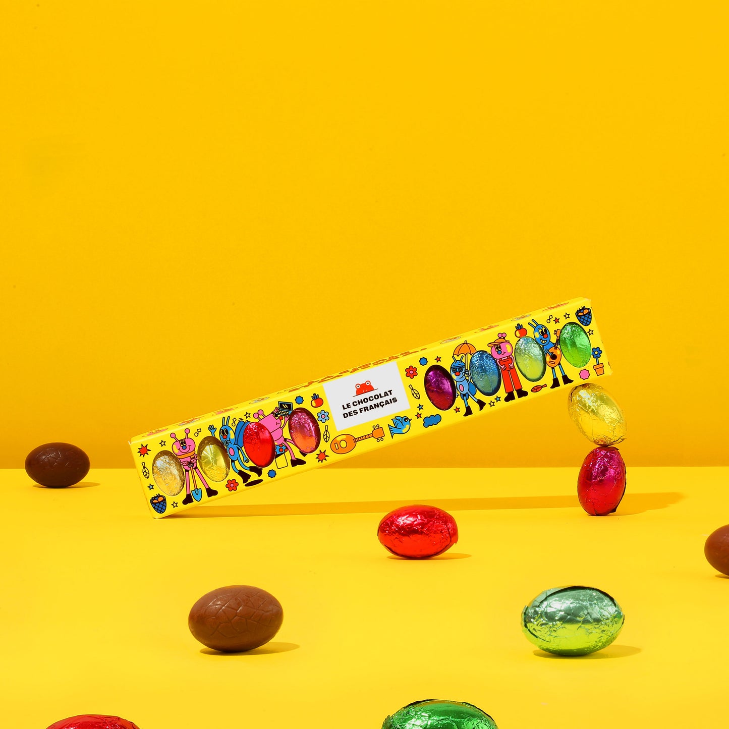Dix œufs en chocolat sur un fond texturé, vue de dessus