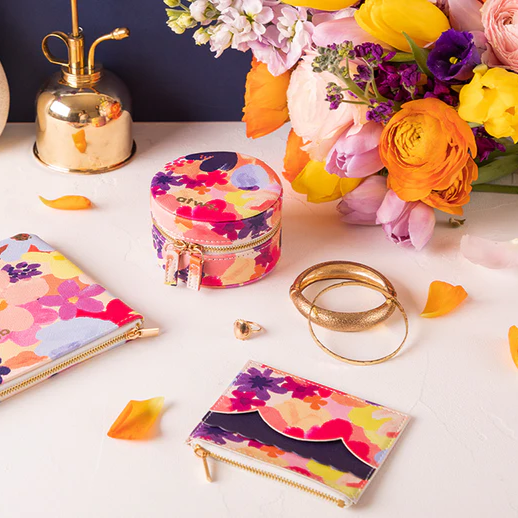 Pochette fleurie avec motifs colorés et zip doré