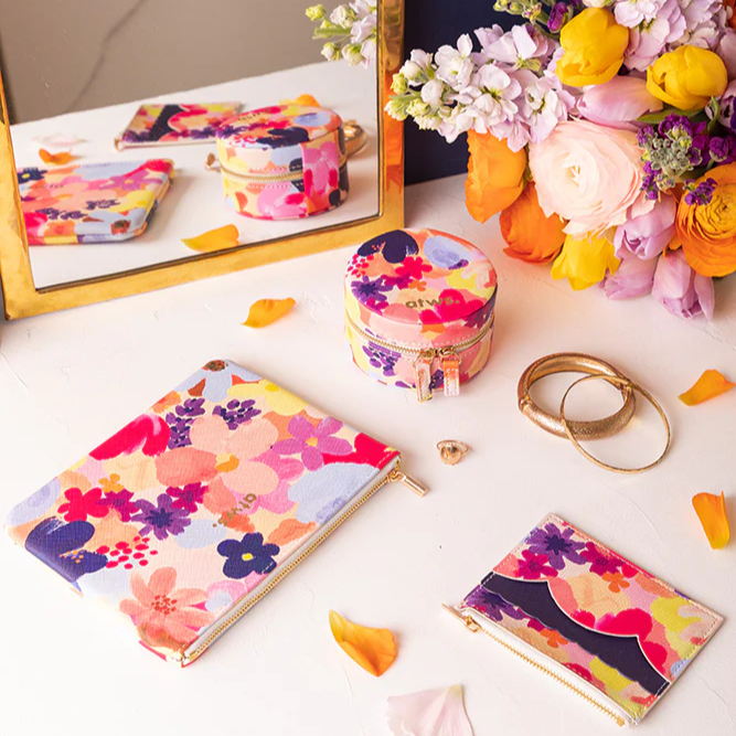 Pochette fleurie avec motifs colorés sur fond clair.