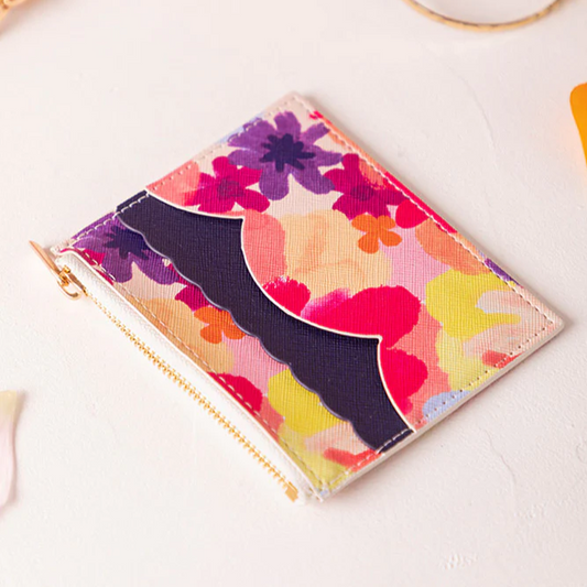 Pochette fleurie avec motifs colorés sur fond clair.