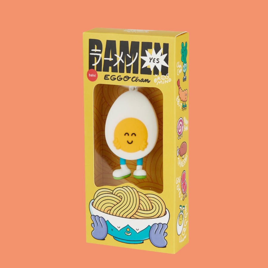 Porte-clés en forme d'œuf souriant sur fond clair