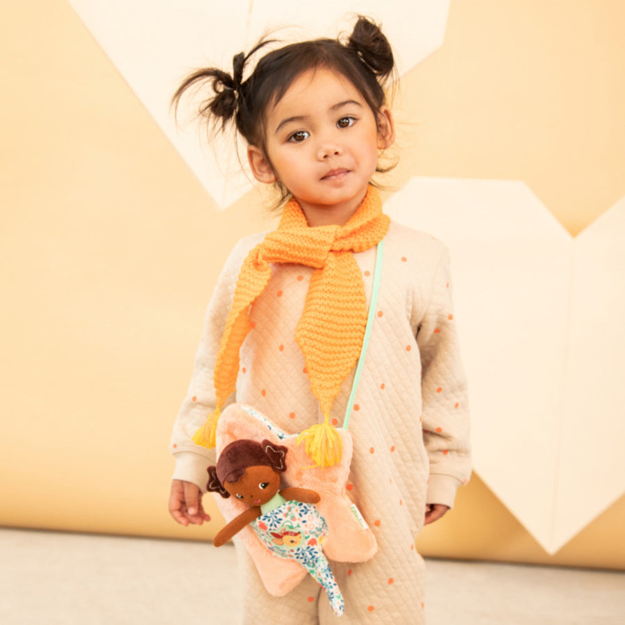 Poupée Anna avec sac étoile, vue de face, détails doux.