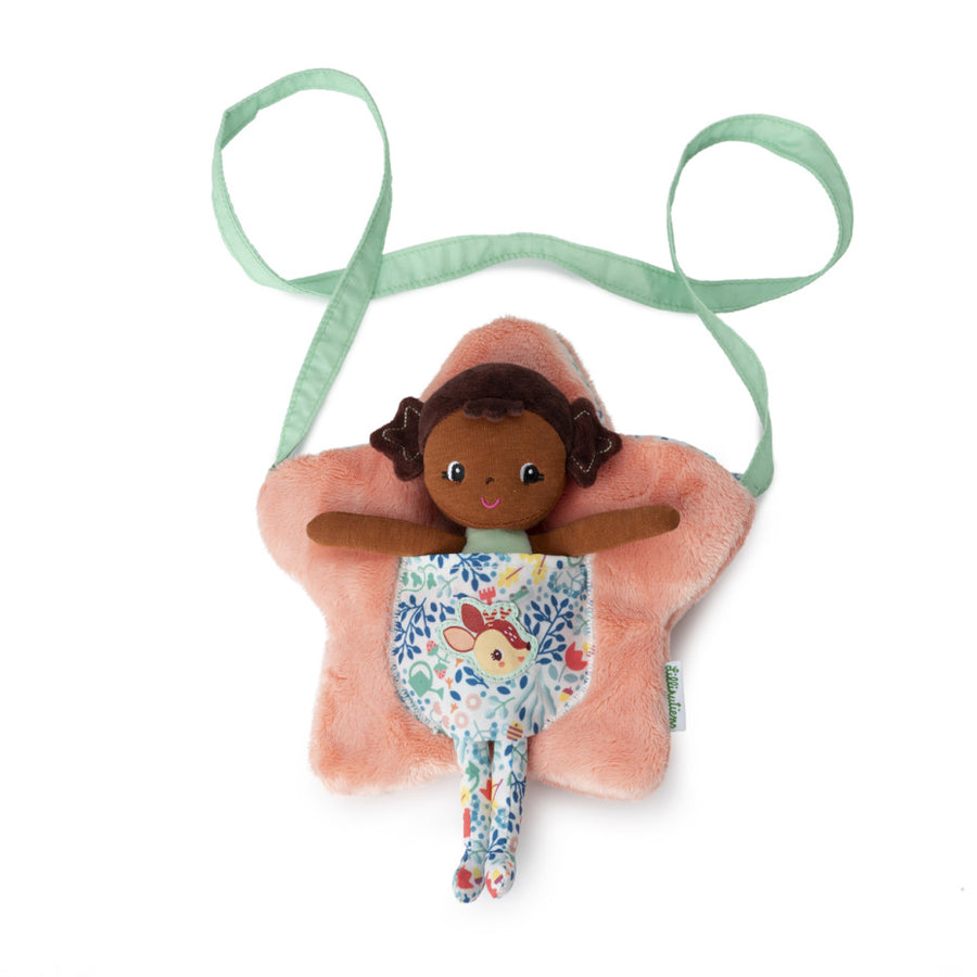 Poupée Anna avec sac étoile, vue de côté, détails doux.