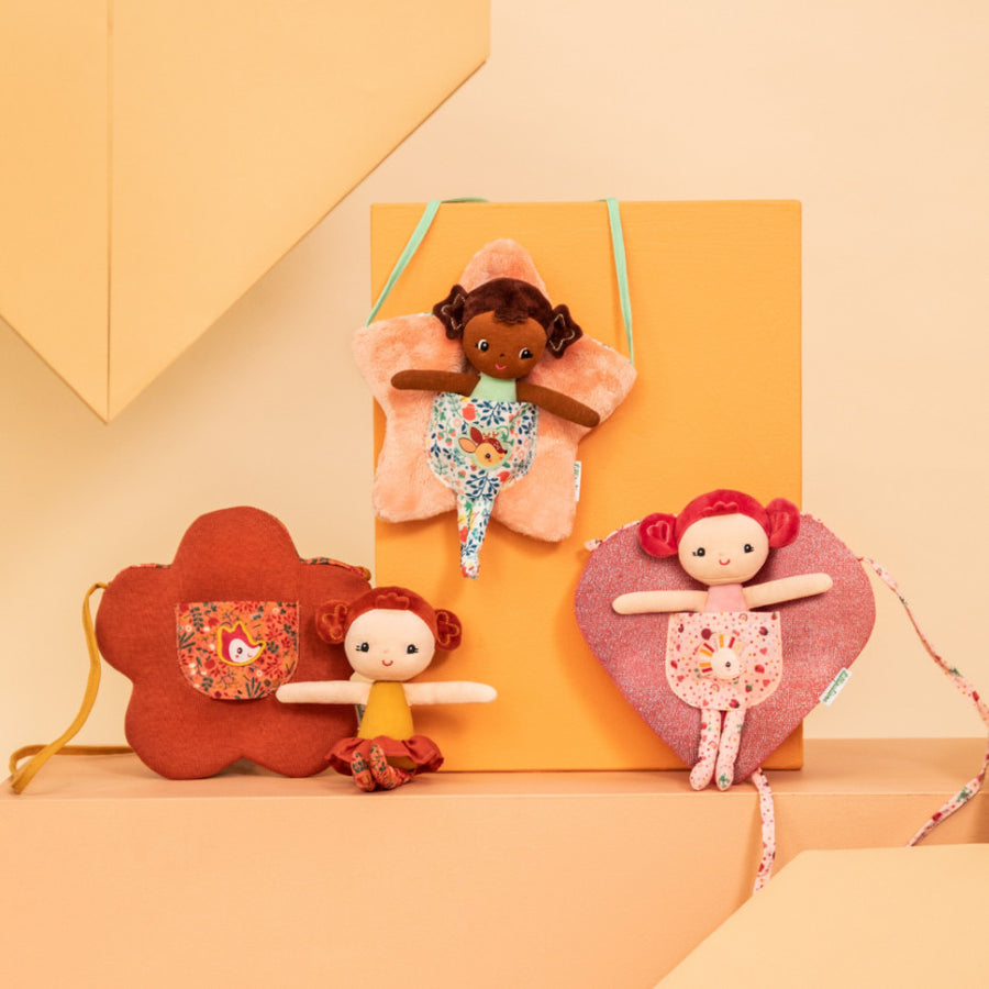 Poupée Anna avec sac étoile, vue de face, détails doux.