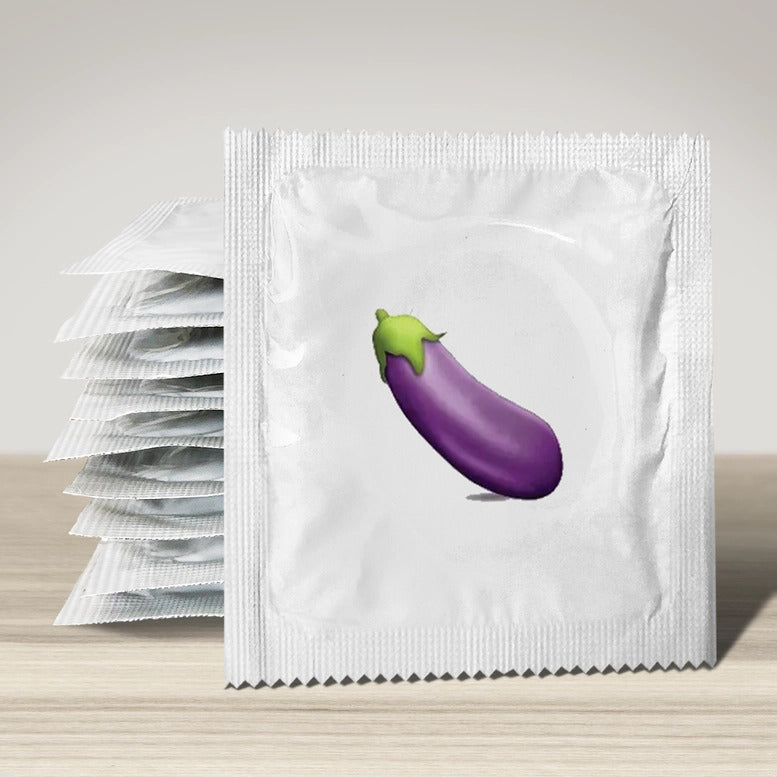 Préservatif emoji aubergine sur fond blanc, design humoristique.