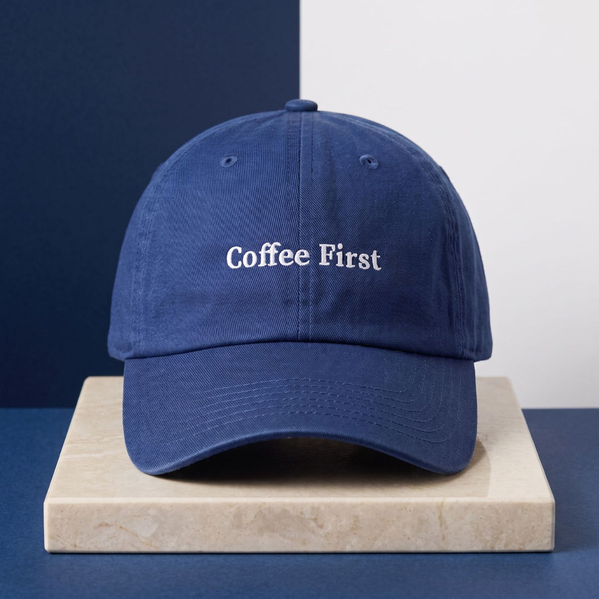 Casquette bleue avec inscription humoristique 'Coffee First