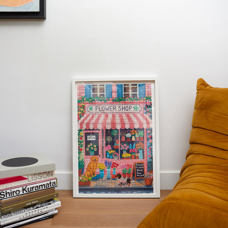 Puzzle représentant une boutique de fleurs avec volets bleus.