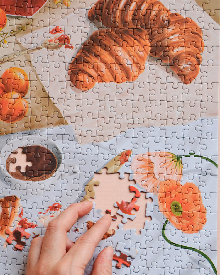 Puzzle L'orée du matin avec pièces colorées en gros plan