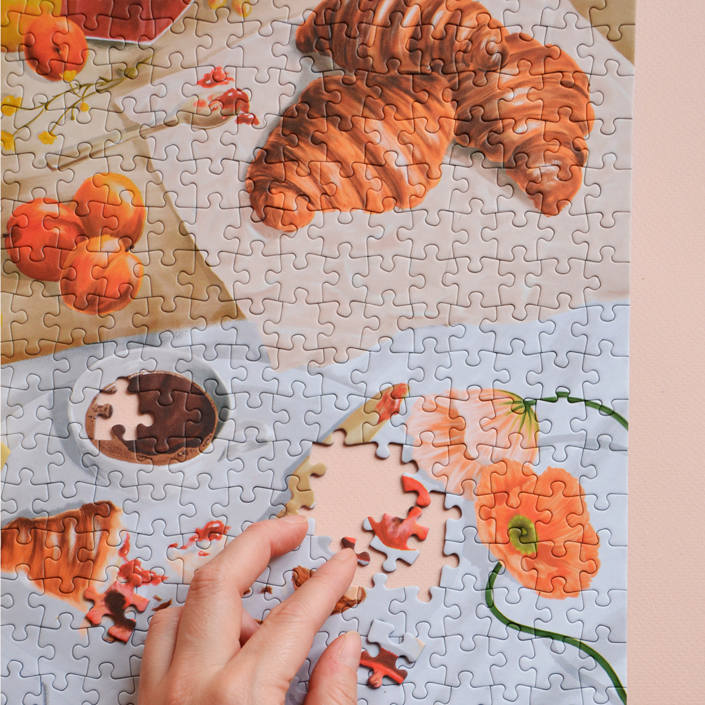 Puzzle L'orée du matin avec pièces colorées en gros plan