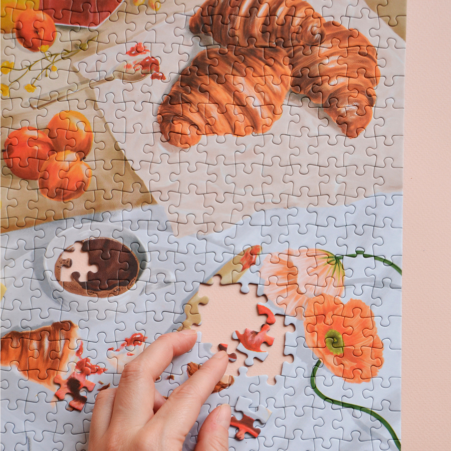 Puzzle L'orée du matin avec pièces colorées en gros plan