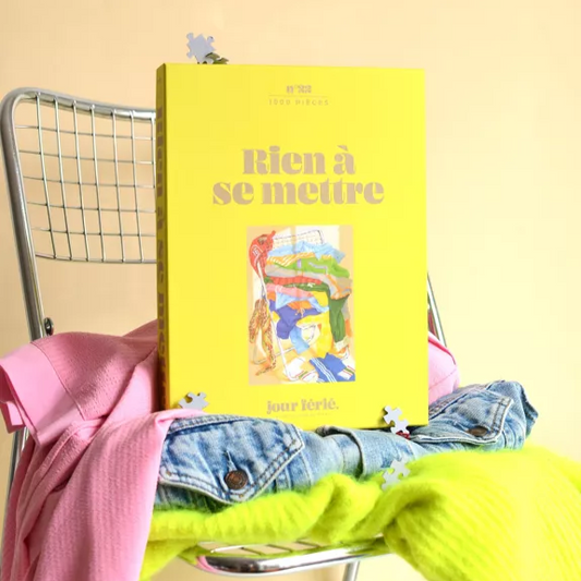 Puzzle coloré avec des vêtements en désordre sur fond blanc.