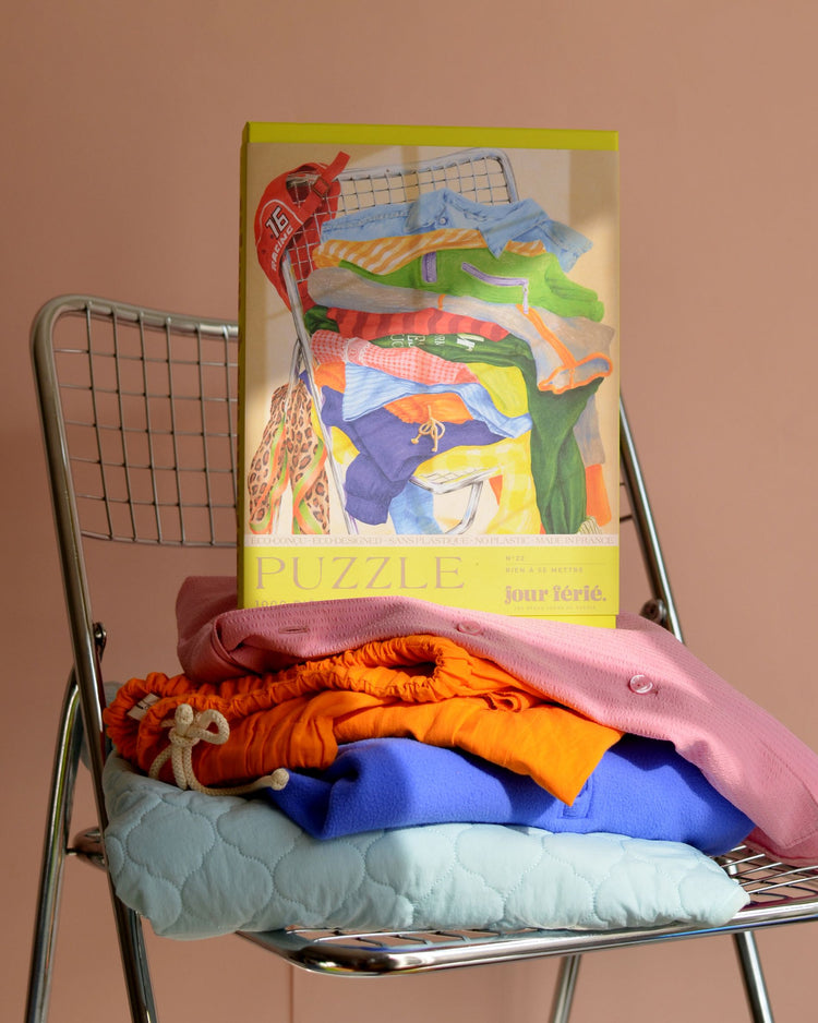 Puzzle coloré avec des vêtements en désordre sur une chaise