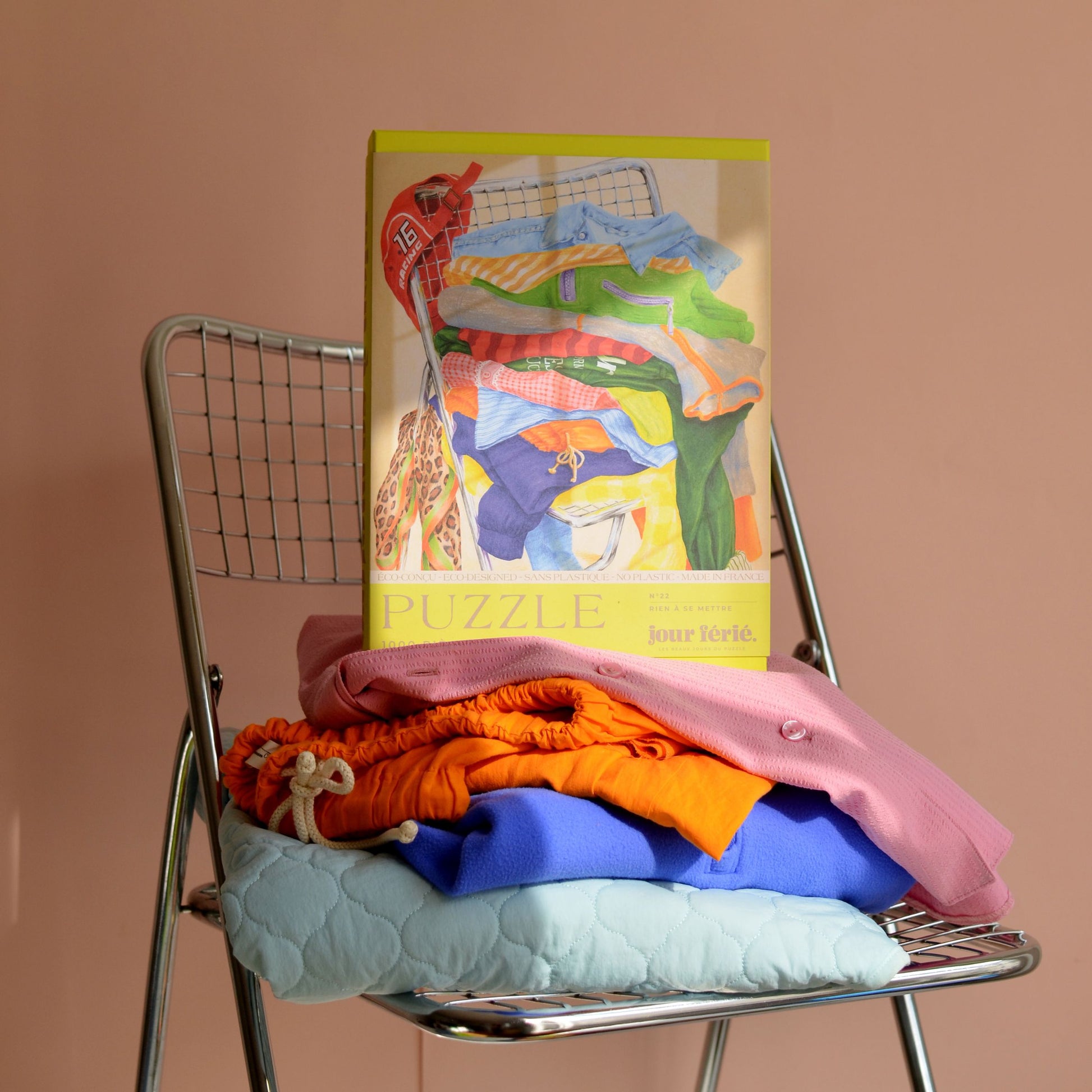 Puzzle coloré avec des vêtements en désordre sur une chaise