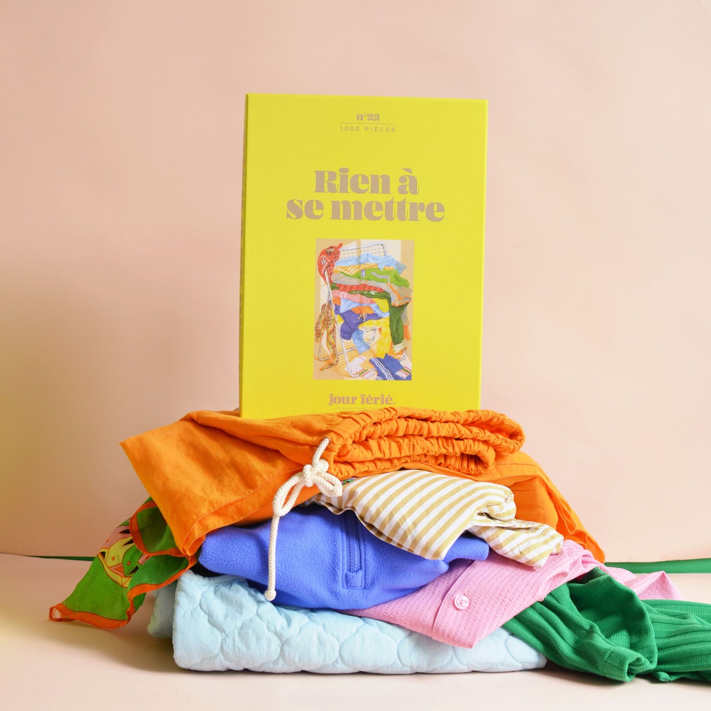 Puzzle coloré avec des vêtements en désordre sur une chaise