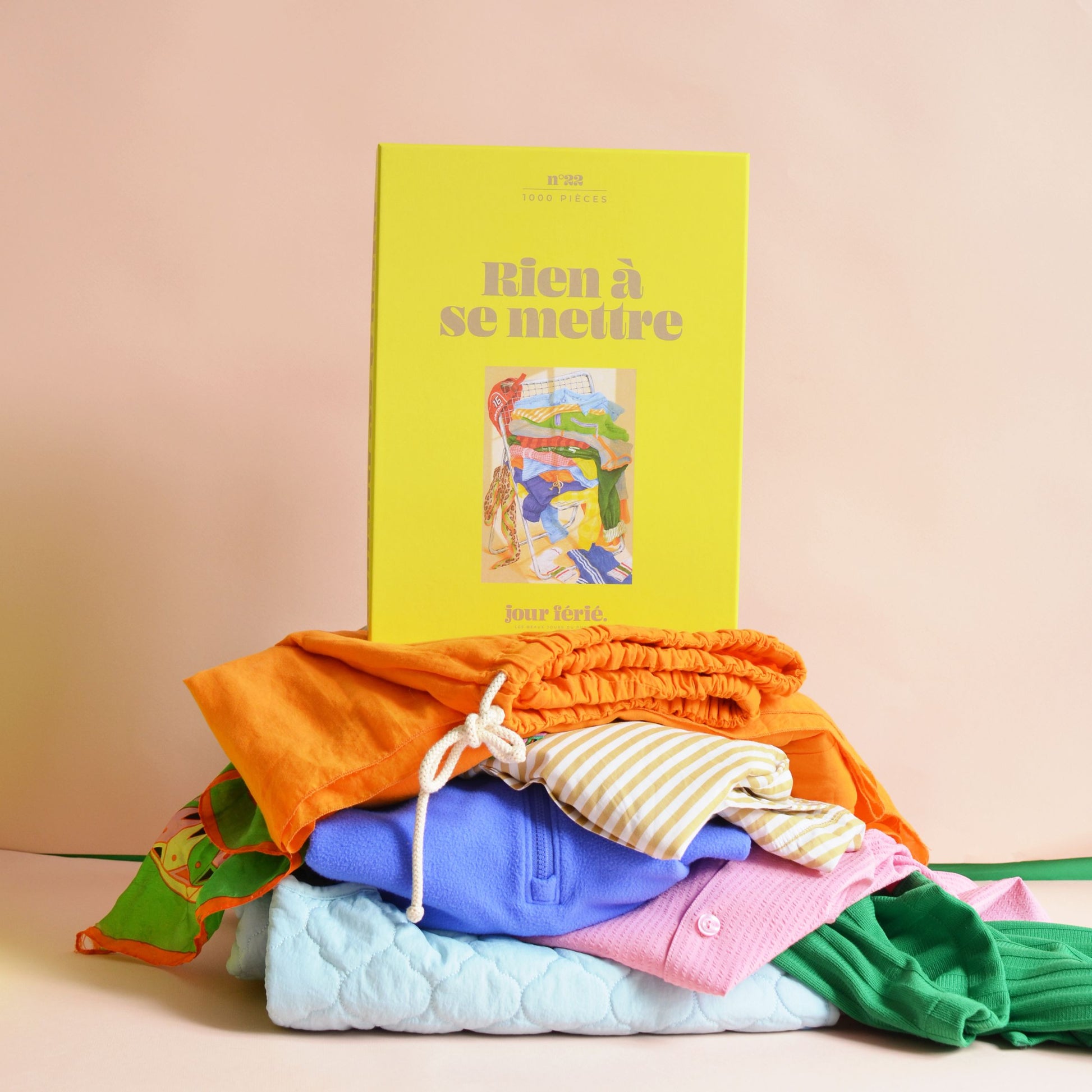 Puzzle coloré avec des vêtements en désordre sur une chaise