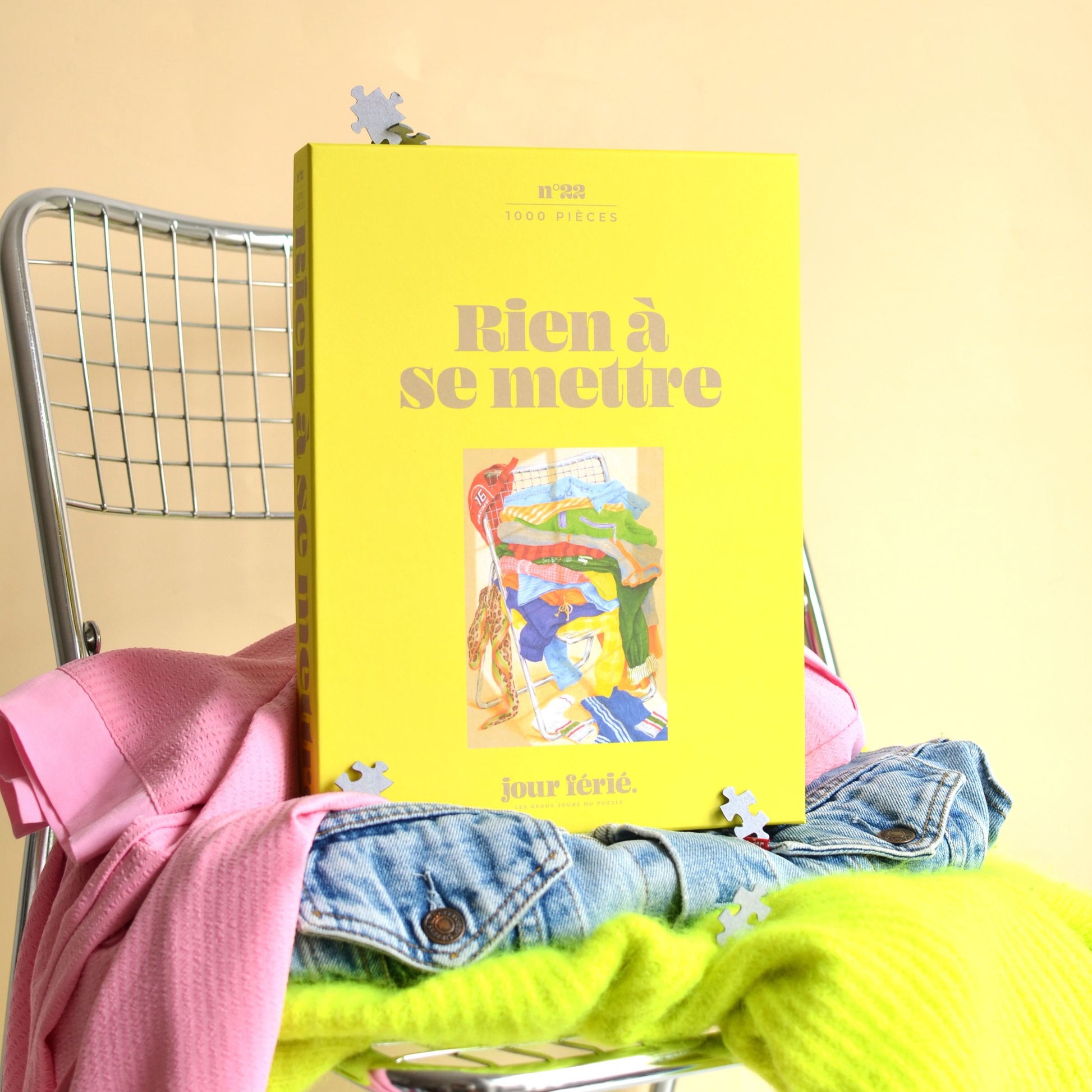 Puzzle coloré avec des vêtements en désordre sur une chaise