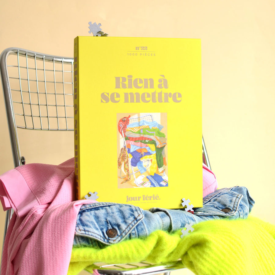 Puzzle coloré avec des vêtements en désordre sur une chaise