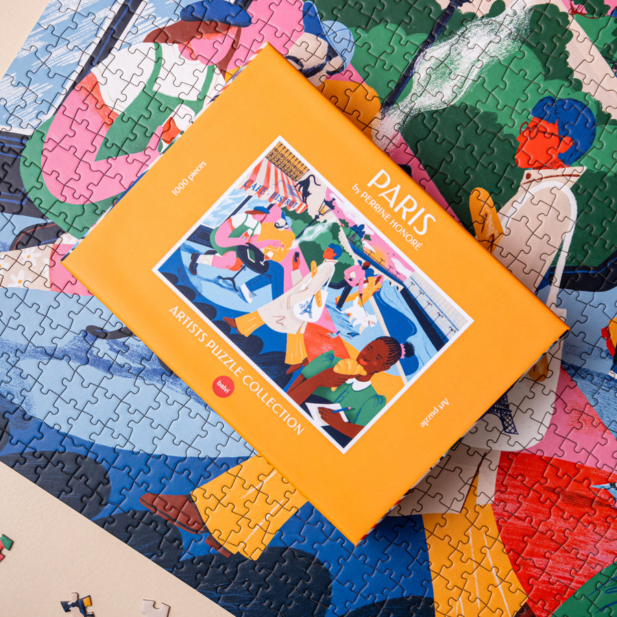 Puzzle représentant la Tour Eiffel avec des détails colorés.