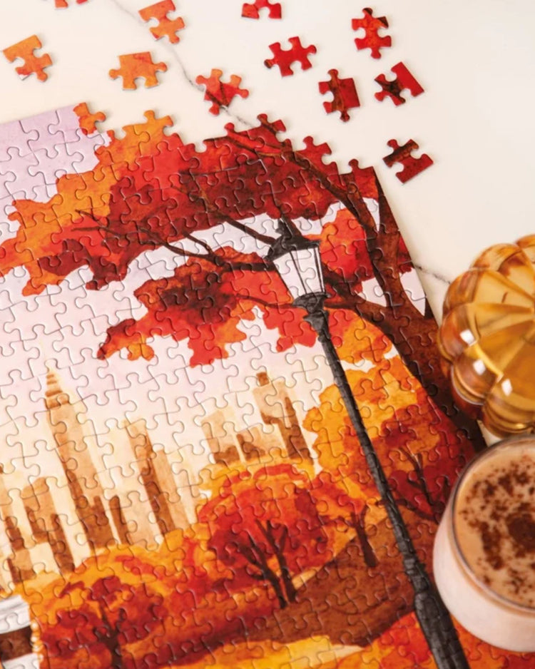 Puzzle d’automne en cours, avec un lampadaire sous des feuillages rouges et oran