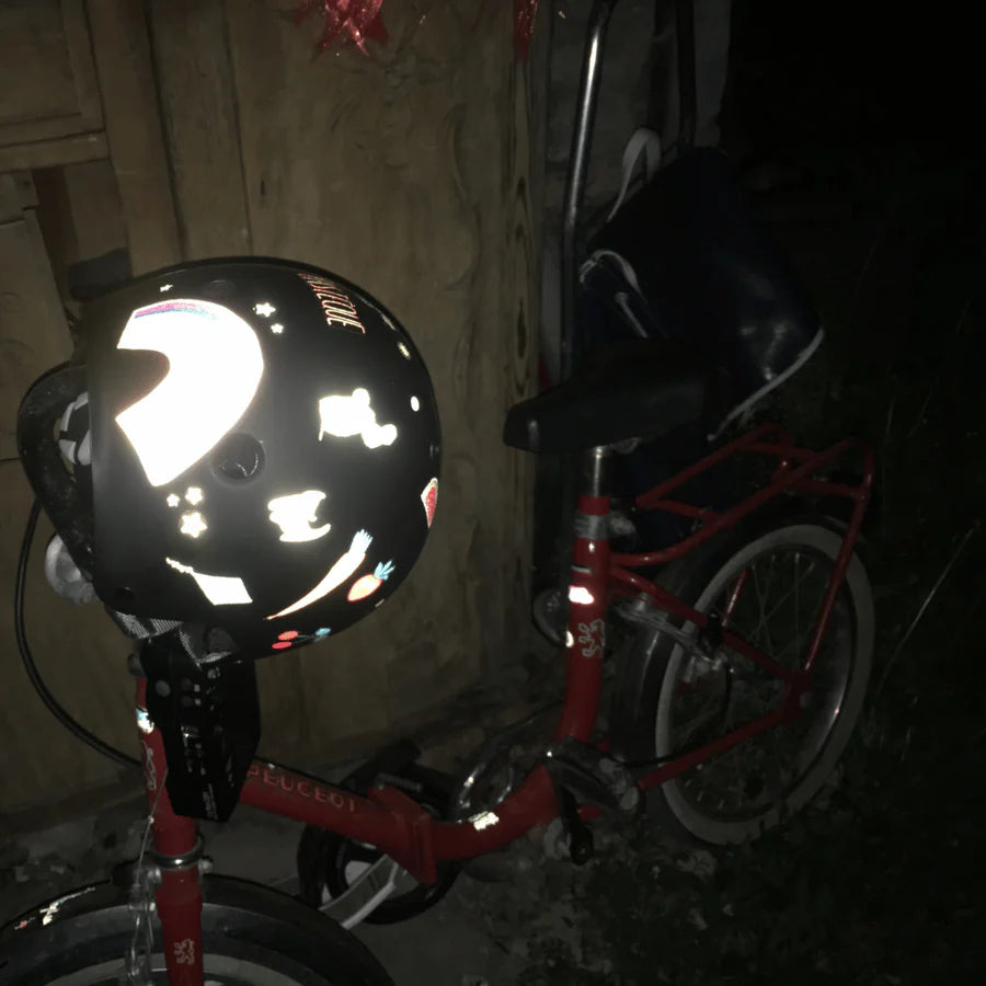 Stickers réfléchissants en forme d'arc-en-ciel sur fond clair.