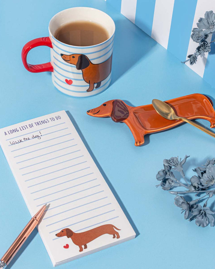 Repose thé en forme de teckel, vue de côté, design ludique.